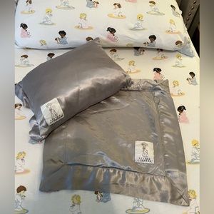 Little giraffe 🦒 pillow and blanket in gray. Pre loved but in great condition!